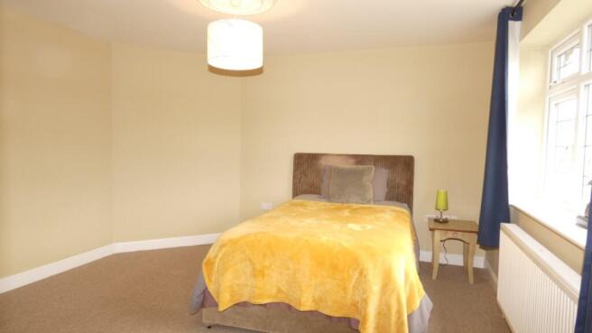5 bed Semi-Detached for sale Image 8