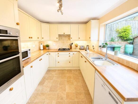 4 bed Bungalow for sale Image 4