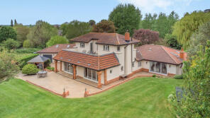 Holly Hill, Lower Way, Buckingham MK18 2AX