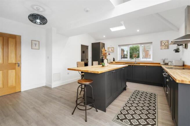 4 bed Semi-Detached for sale Image 10
