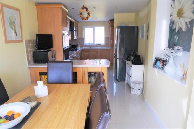 Modern fitted Breakfasting Kitchen/Dining Room