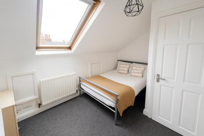 Bright, neatly presented attic double bedroom w...