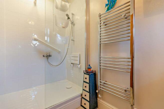 ensuite.jpg