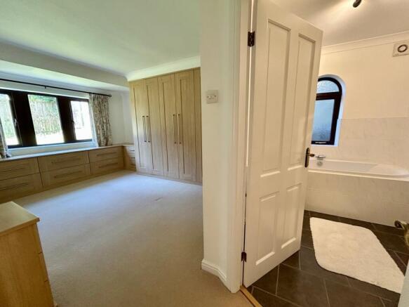 5 bed Detached for sale Image 8