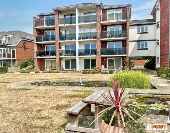 390 Sea Front, Hayling Island photo 4