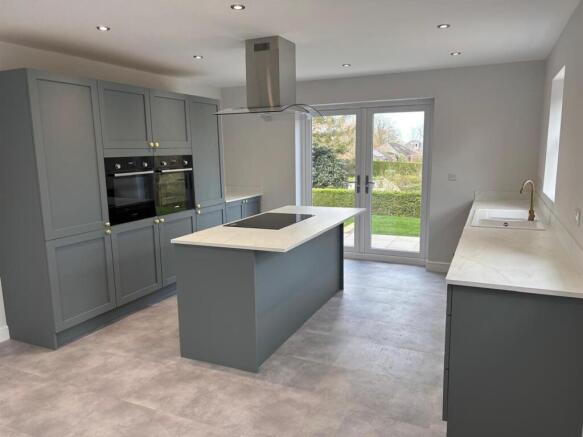 4 bed House for sale Image 4