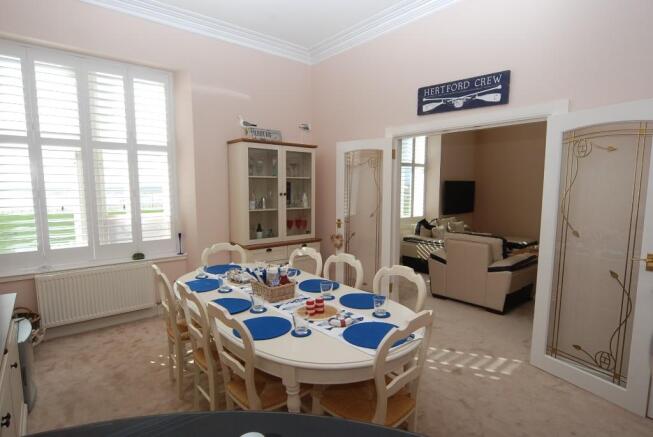 Formal dinning room