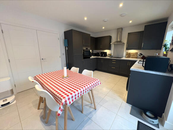 KITCHEN/DINING ROOM