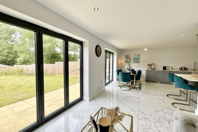 5 bed Detached for sale Image 9