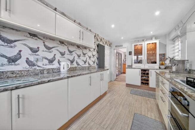 4 bed Detached for sale Image 7