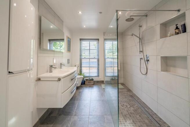 4 bed House for sale Image 10