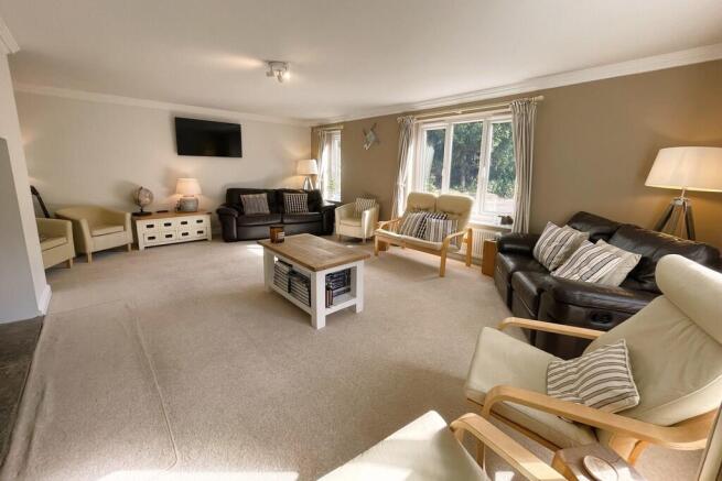 5 bed Detached for sale Image 11