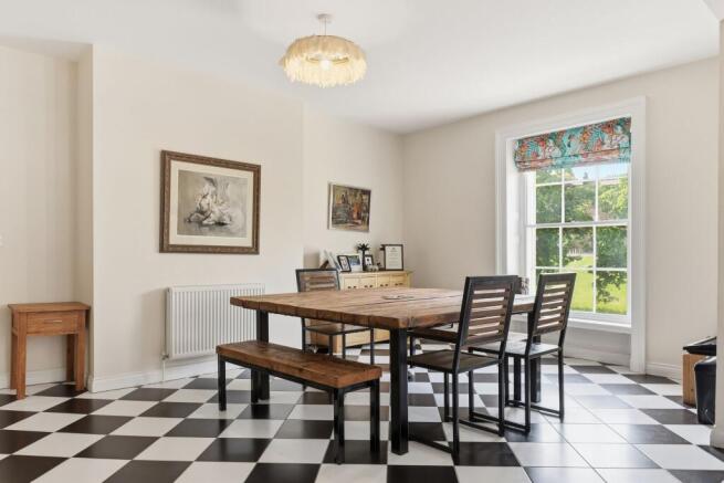 3 bed Apartment for sale Image 8