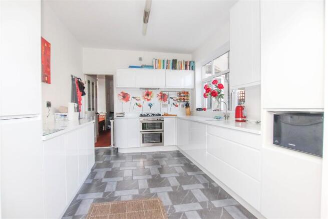 LUXURY FITTED KITCHEN