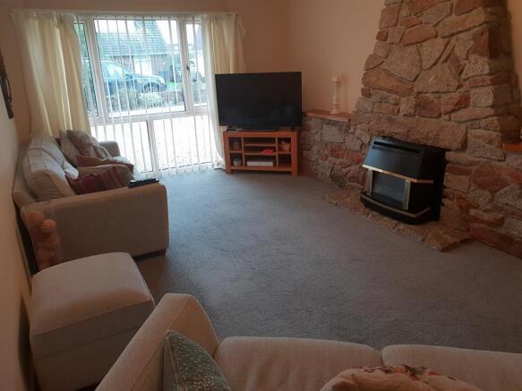 LIVING ROOM (2)