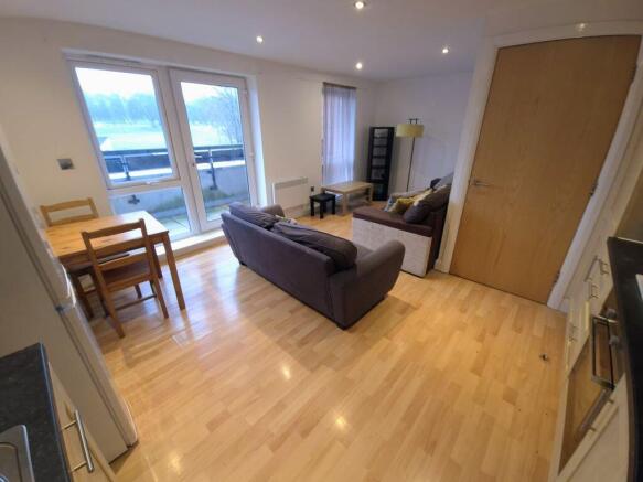 2 bed Flat to rent Image 5