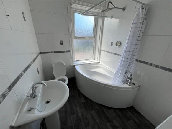 2 bed Terraced to rent Image 6