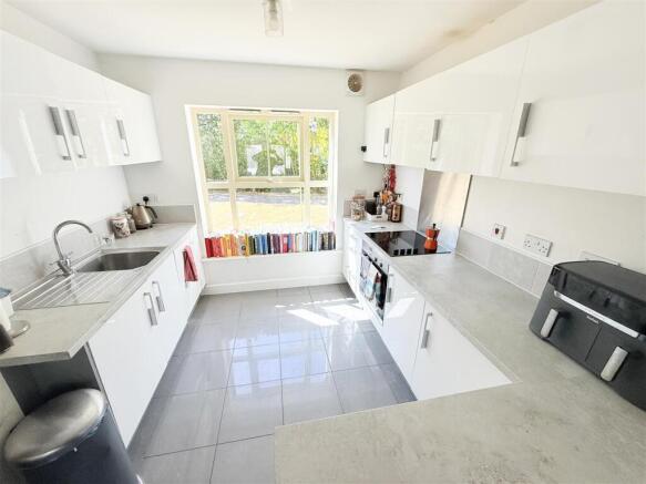 4 bed Detached for sale Image 12