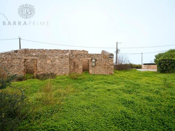 Plot with a house for refurbishment in Bela Salema, Faro