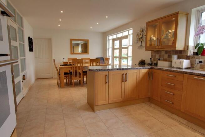 KITCHEN / DINING ROOM