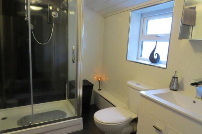 SEPARATE MODERN SHOWER ROOM/W.C.