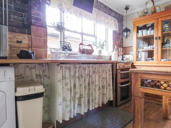 KITCHEN 1.JPG