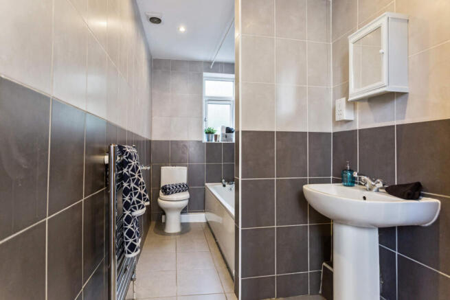 5 bed House to rent Image 4