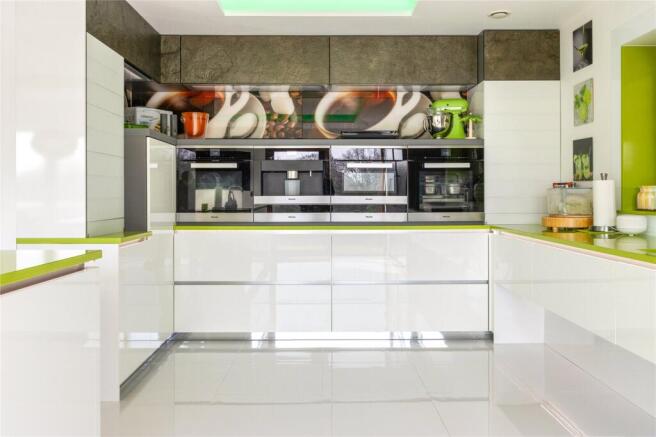 5 bed Detached for sale Image 10