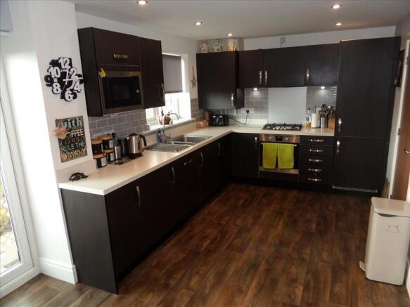 KITCHEN/DINING ROOM