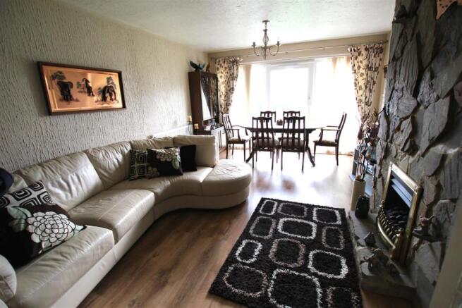 LOUNGE / DINING ROOM