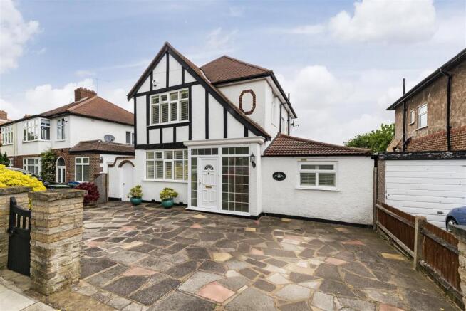 12 Brockenhurst Avenue-3.jpg