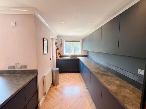 6 bed Detached for sale Image 9