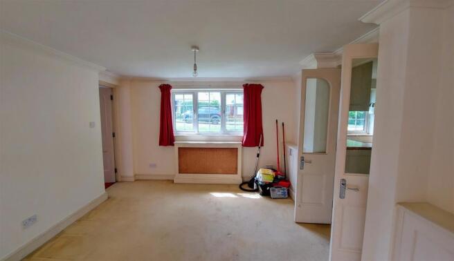 SPACIOUS LIVING ROOM