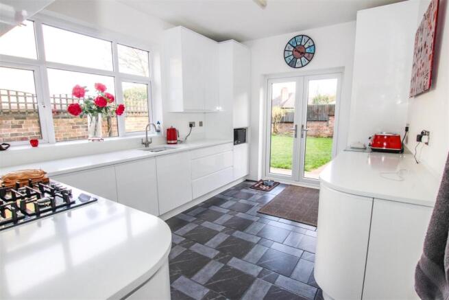 LUXURY FITTED KITCHEN