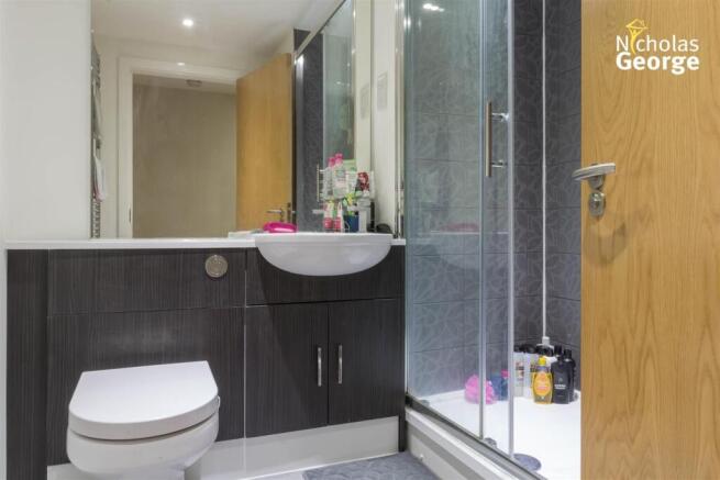 Vicarage rd 268a flat 2 shower.jpg