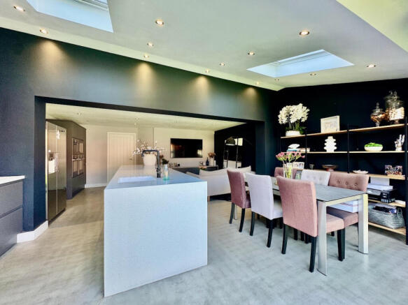 5 bed Detached for sale Image 10