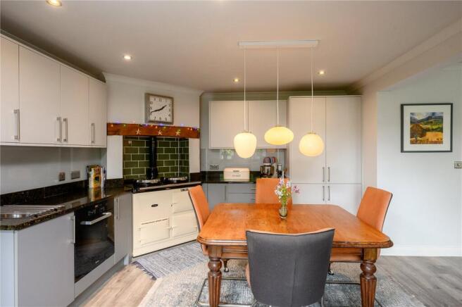 5 bed Detached for sale Image 8