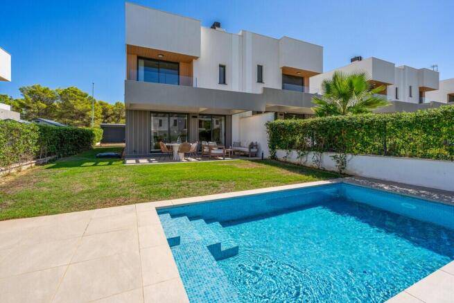 Exterior and Pool.jp