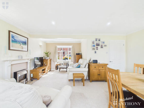 CAM03218G0-PR0965-STILL016