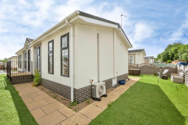 2 bed Park Home for sale Image 4