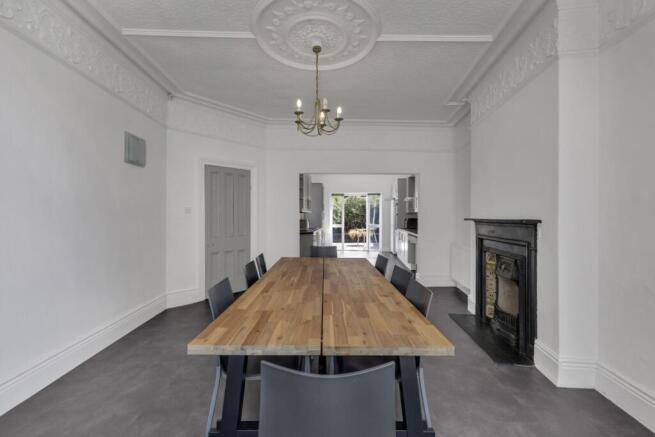 5 bed Detached for sale Image 8