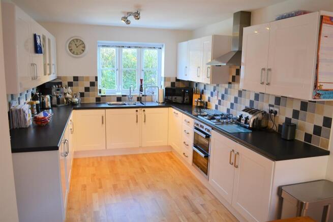 KITCHEN / DINING ROOM