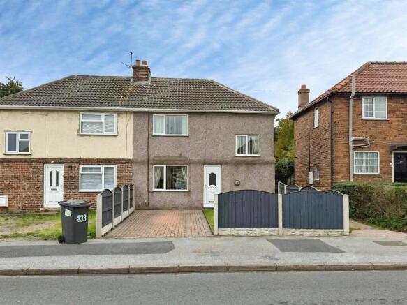 3-bed semi-detached on Broadway, Dunscroft, Doncaster, £125,000