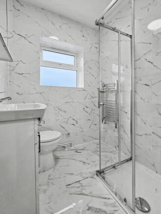 Rm 1 - Bathroom - 499 Whippendell