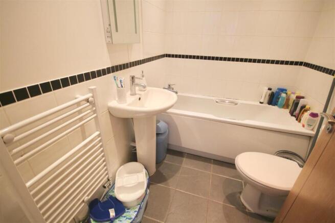 bathroom 6 raebarn house.jpg