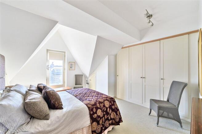 3 bed Apartment for sale Image 9