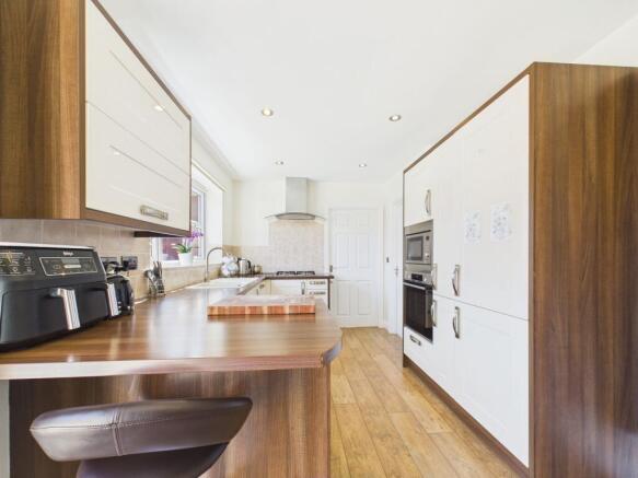 4 bed Detached for sale Image 7