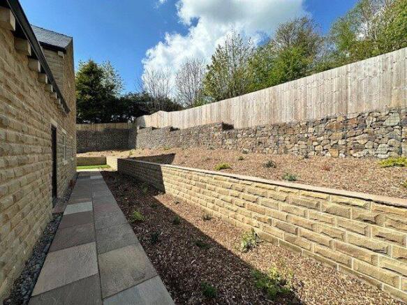 5 bed Detached for sale Image 11