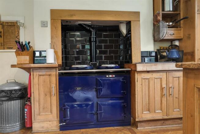 6 bed Detached for sale Image 7