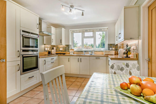 8699372-interior1...